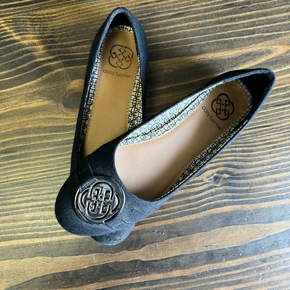 Daisy Fuentes Black Slip-On Flats Size 8 with Decorative Medallion